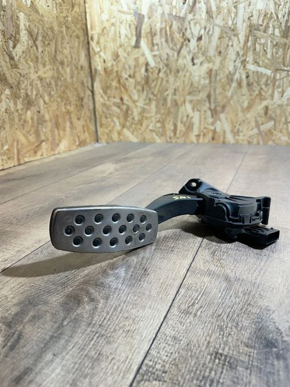 Accelerator throttle pedal 13237352