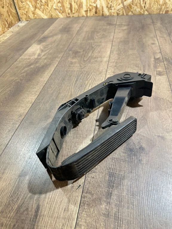 Accelerator throttle pedal A2113000504