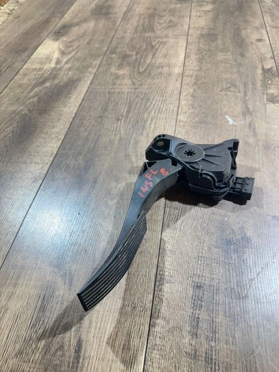 Accelerator throttle pedal 13237352