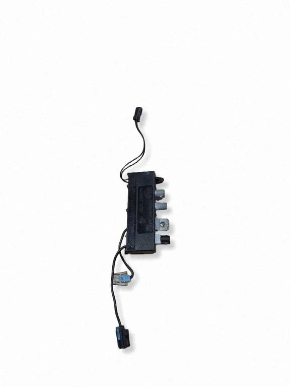 Antenas pastiprinātājs 65248352489