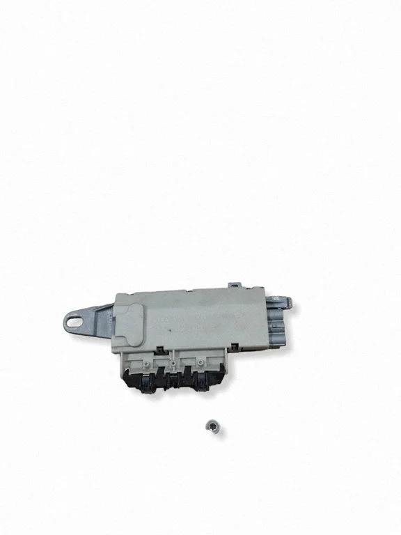 Antenas pastiprinātājs – Mercedes-Benz E klase W211 (2002-2009)