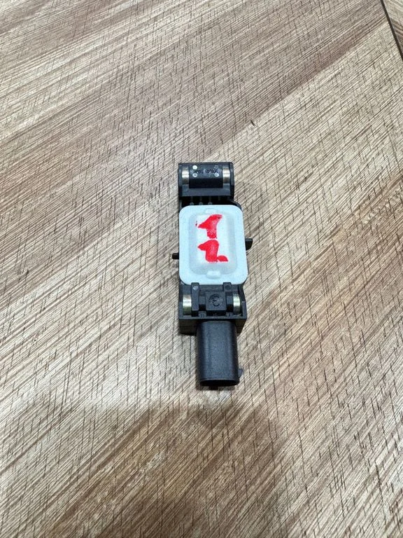 Drošības spilvenu trieciena sensors 04671779AC