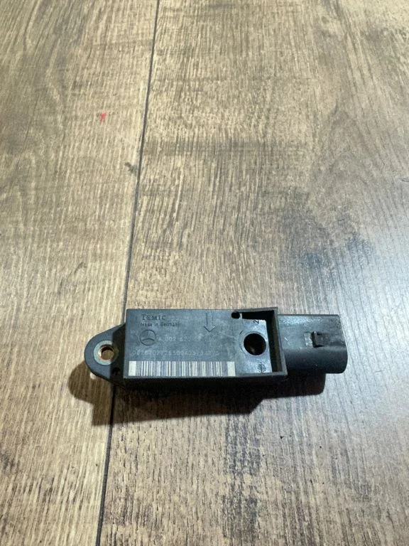 Airbag deployment crash/impact sensor – Mercedes-Benz CLS-Class C219 (2003-2011)