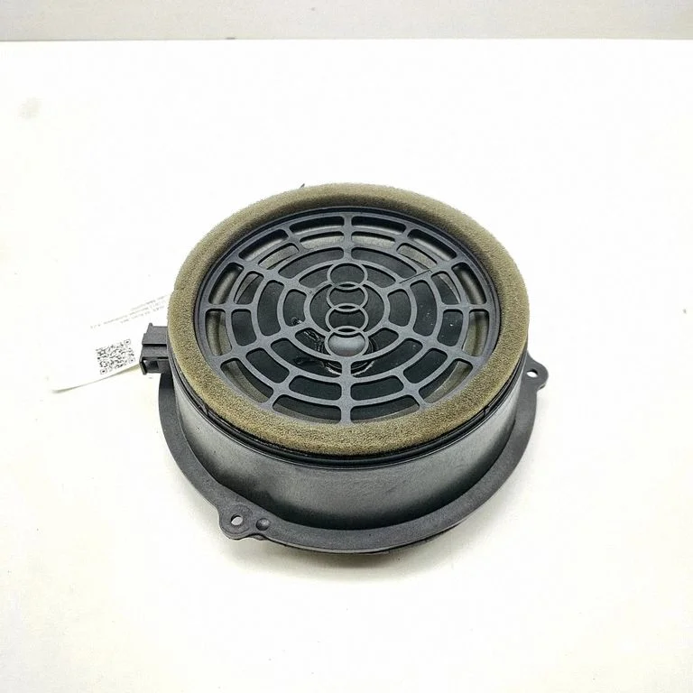 Skaļrunis (-ņi) aizmugurējās durvīs 8K0035411A
