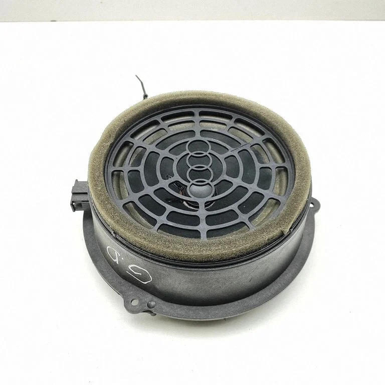 Skaļrunis (-ņi) aizmugurējās durvīs 8K0035411A