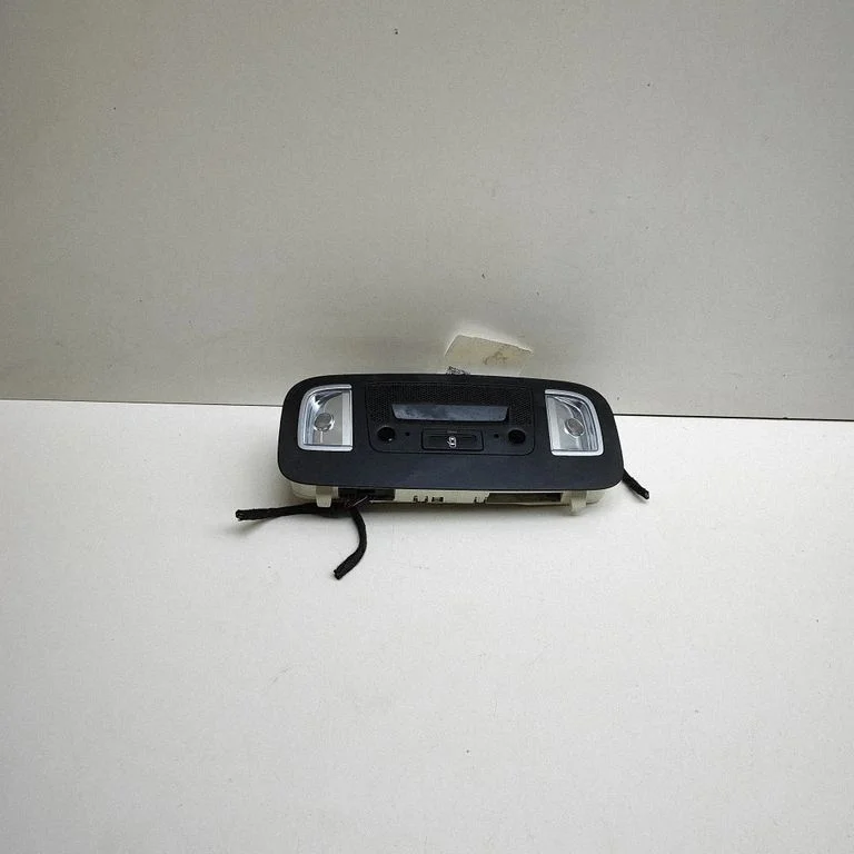 Priekšējo sēdvietu apgaismojuma lukturis 025058952