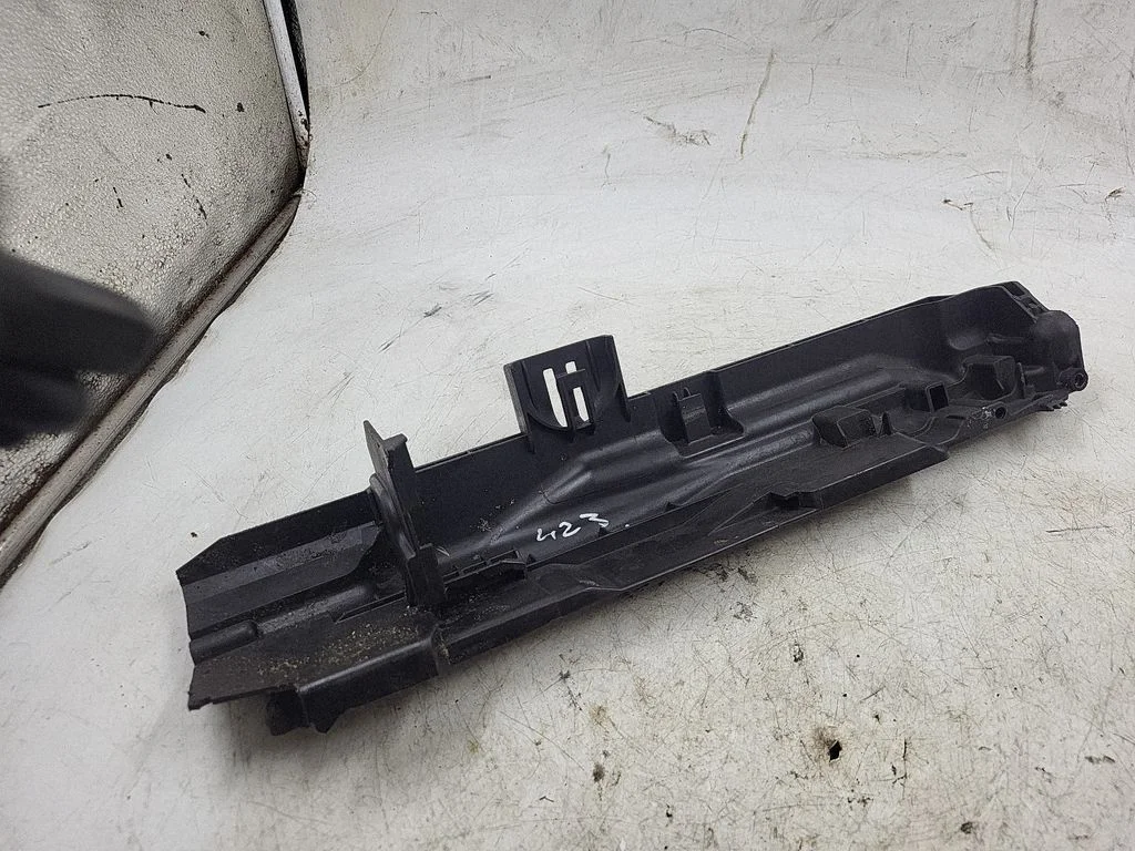 Radiator mount bracket 11074810