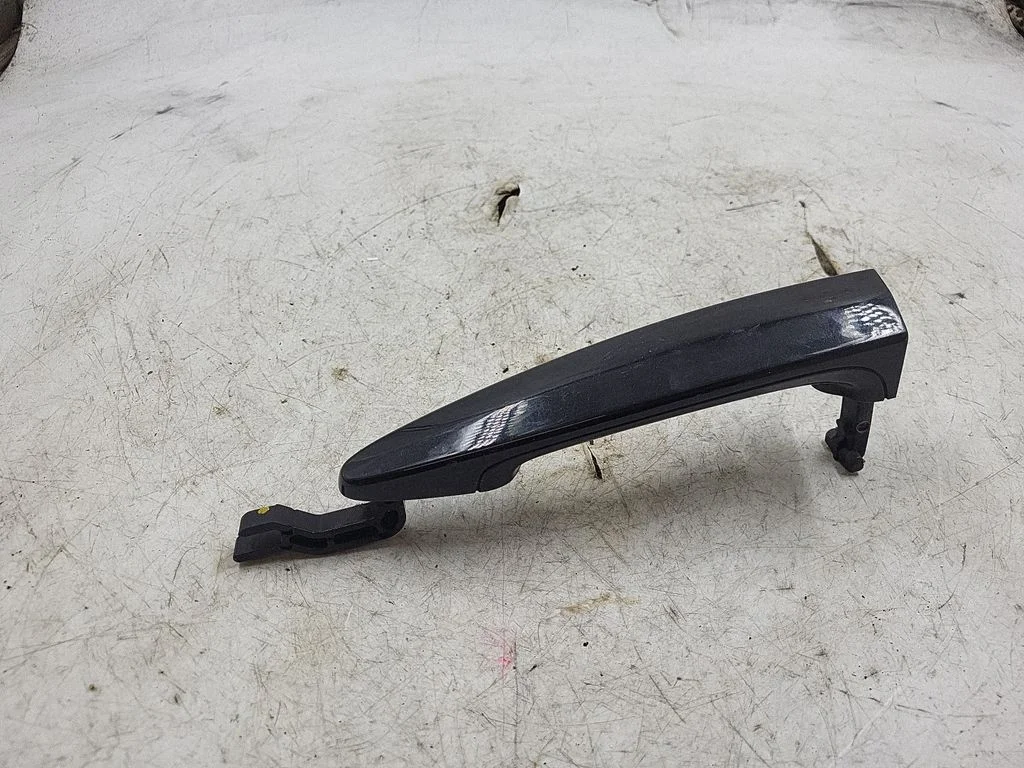 Front door exterior handle – front left