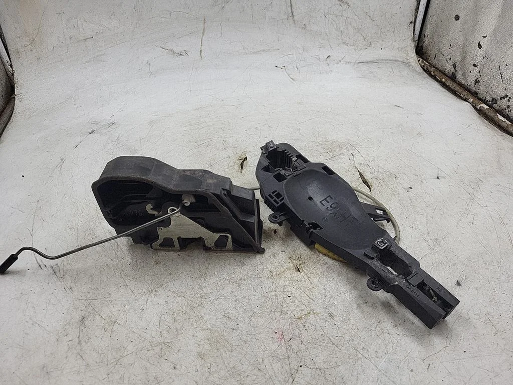 Rear door lock 7167076