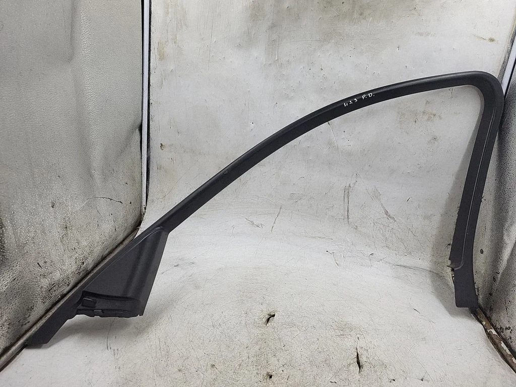 Windshield trim – front left