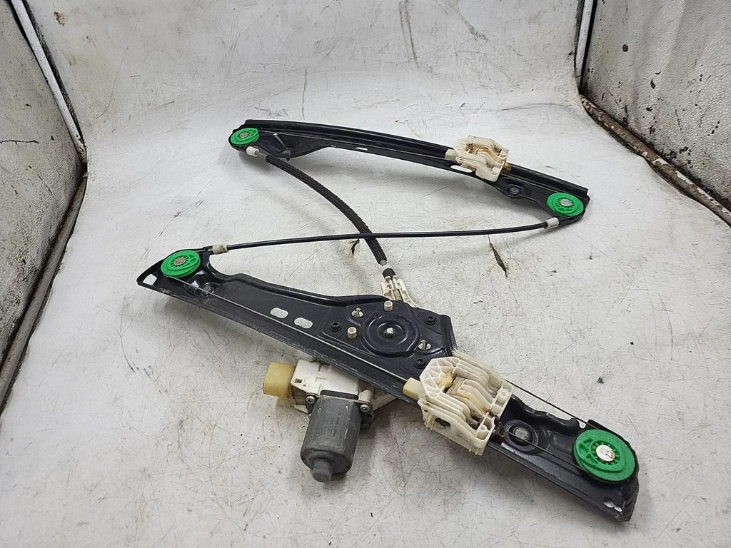 Front door window regulator with motor 6927027