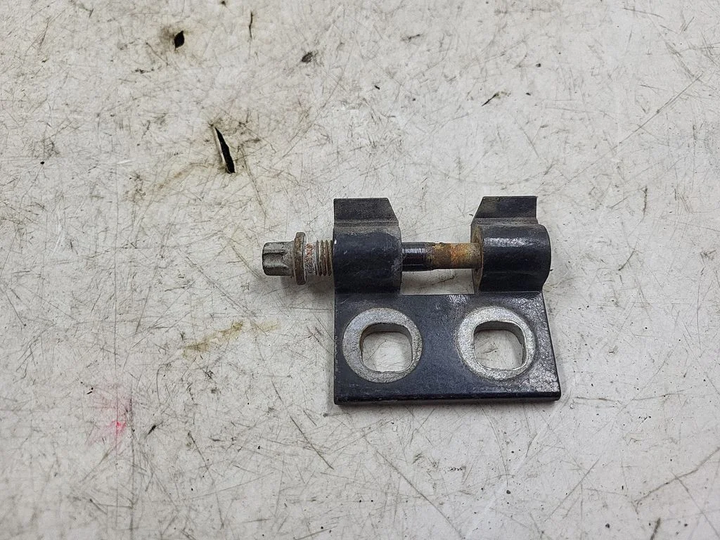 Front door lower hinge – front right
