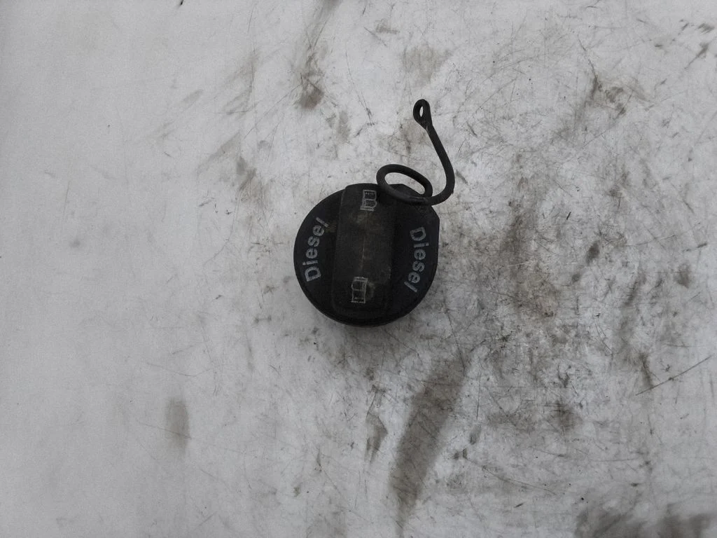 Degvielas tvertnes uzskrūvējamais vāciņš