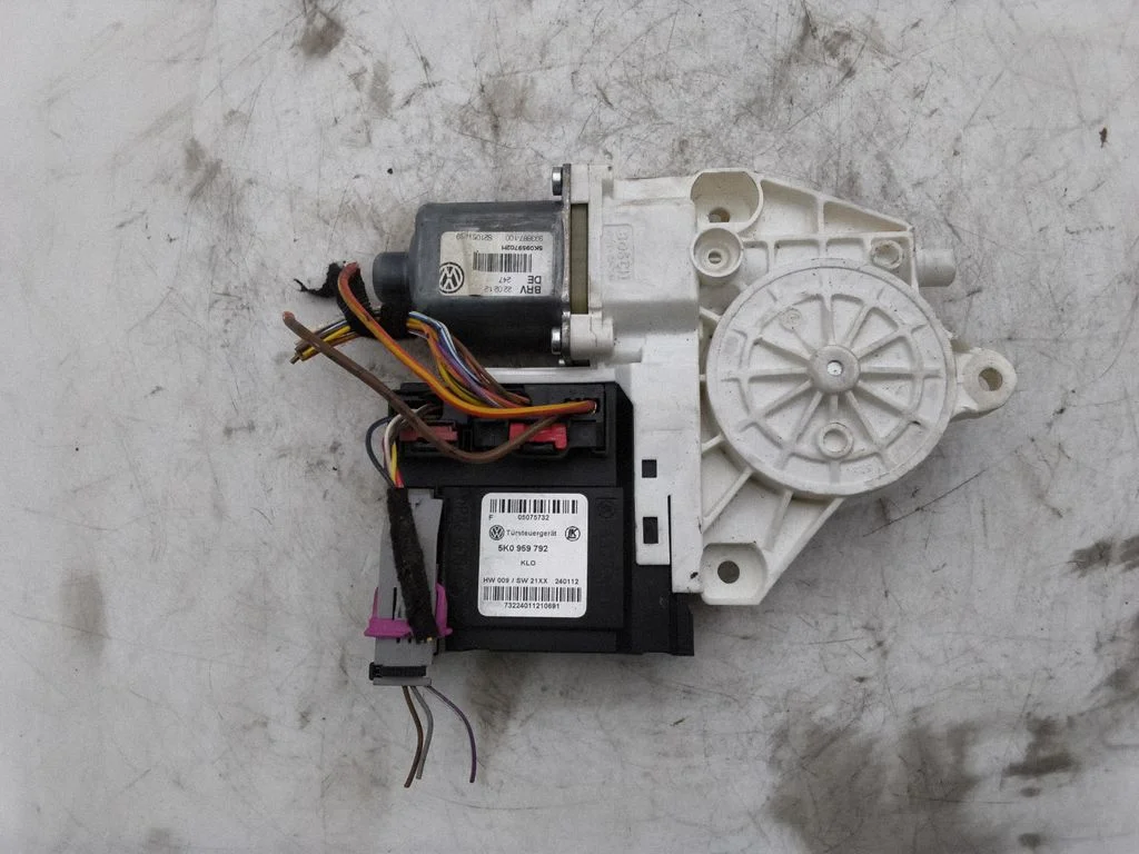 Priekšējā loga pacēlāja motoriņš 5K0959792