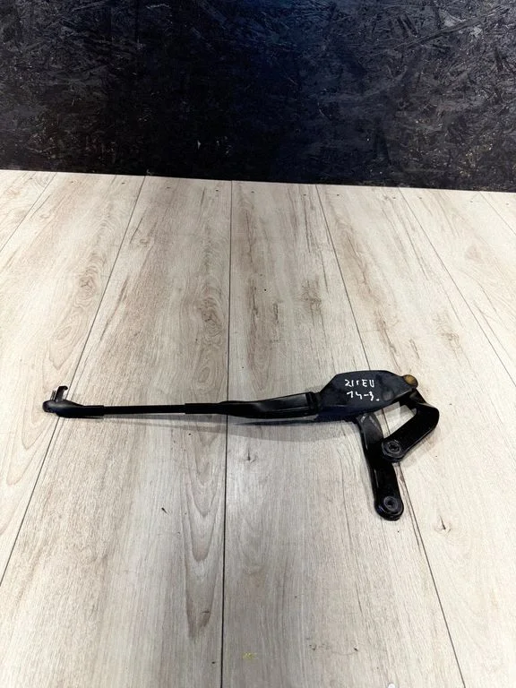 Front wiper blade arm – Mercedes-Benz E-Class W211 (2002-2009)