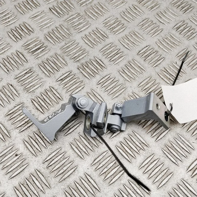 Esiukse hingede komplekt 8V5833404C