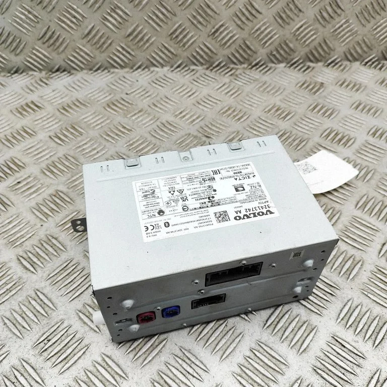 Radio/CD/DVD/GPS head unit 32413742 – Volvo EC40 (2024-)