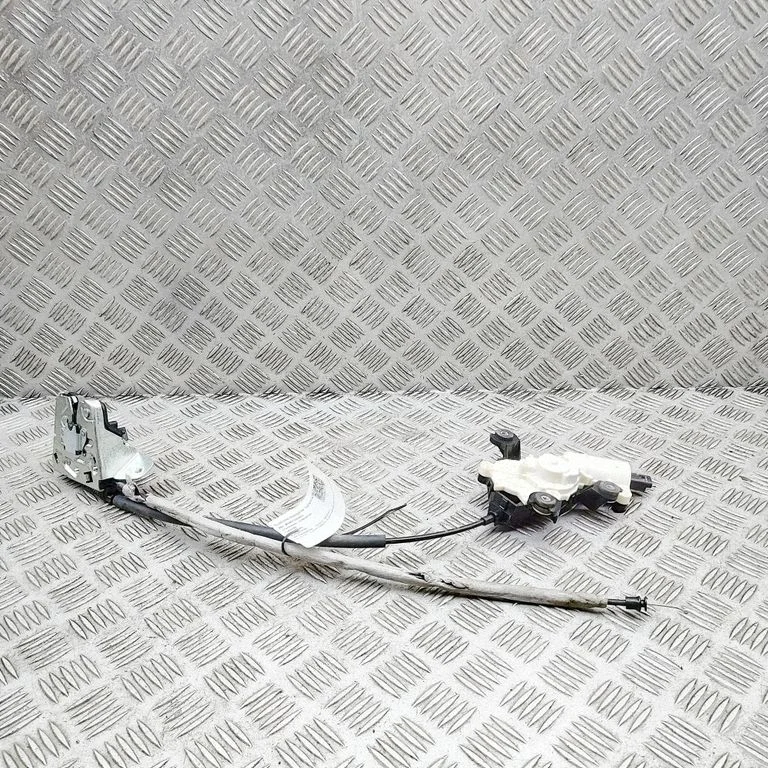 Aizmugurējā vāka slēdzene A2127400335