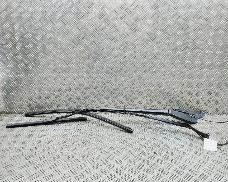 Priekšējā stikla tīrītājs 107607700C