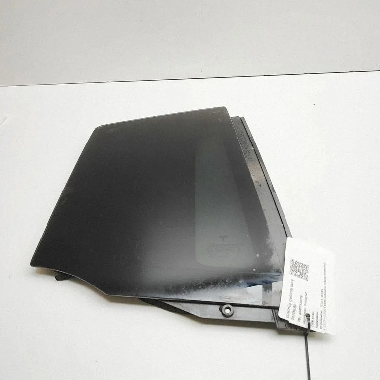 Aizmugurējais sāna virsbūves stikls 106952190H