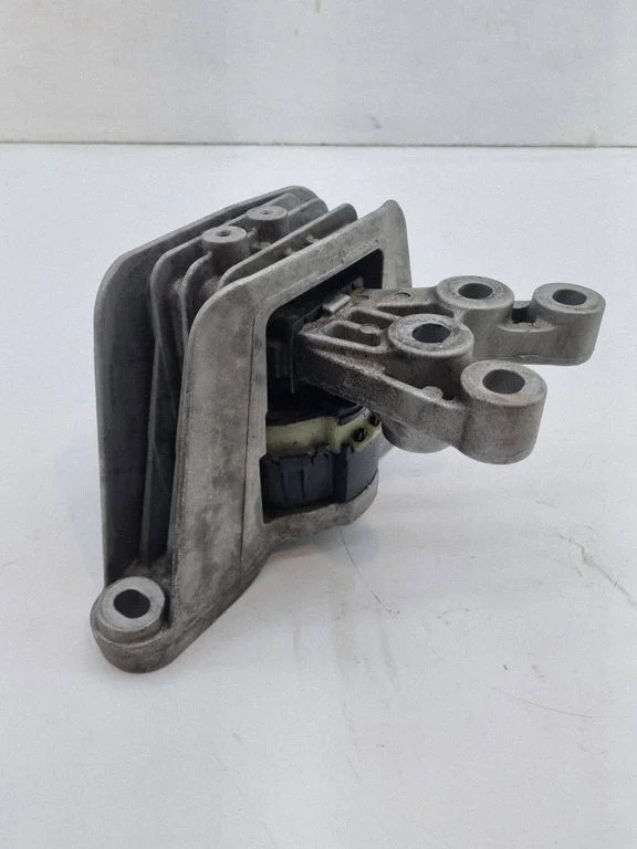 Engine mount bracket – Chrysler Pacifica (2017-)