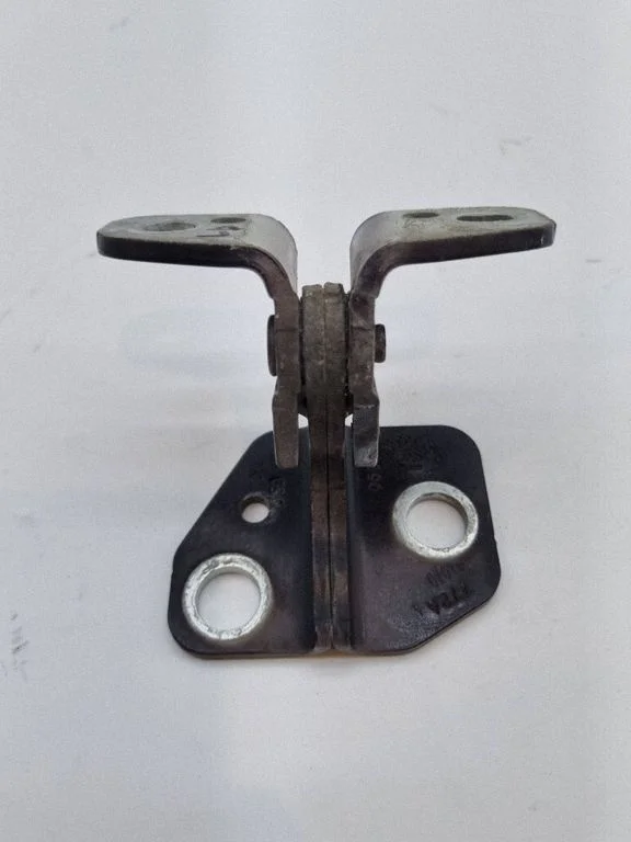Zawias dolny drzwi przednich 85574F