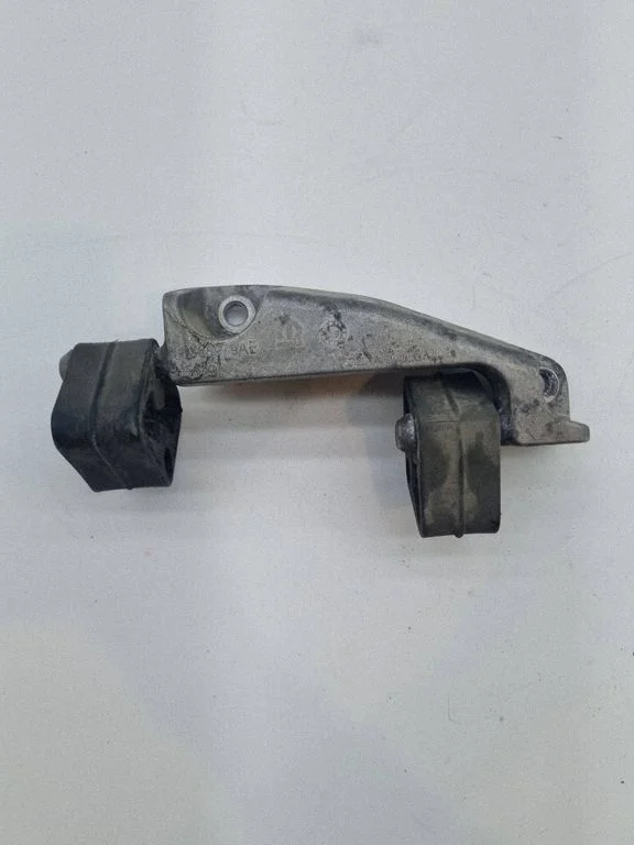 Muffler mount bracket/holder 68368979AB