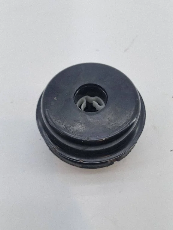 Engine mount bracket 68437646AB