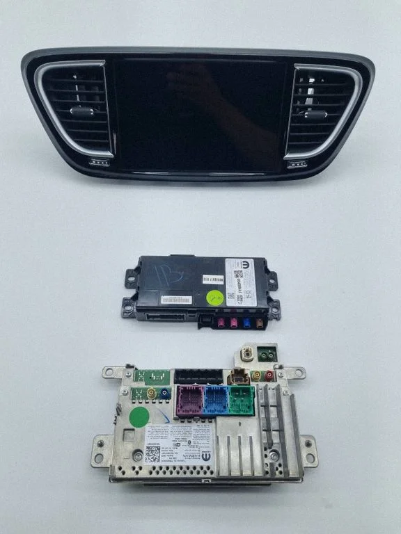 Screen/display/small screen – Chrysler Pacifica (2017-)