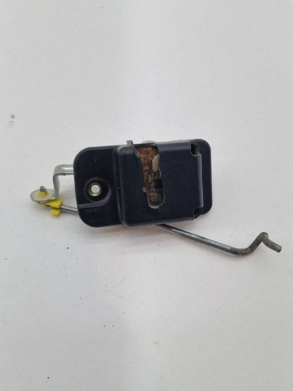Degalų bako dangtelio spyna