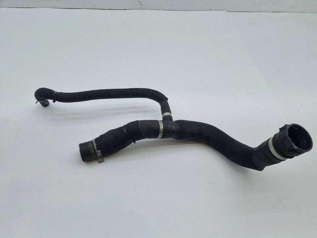 Coolant pipe/hose – front