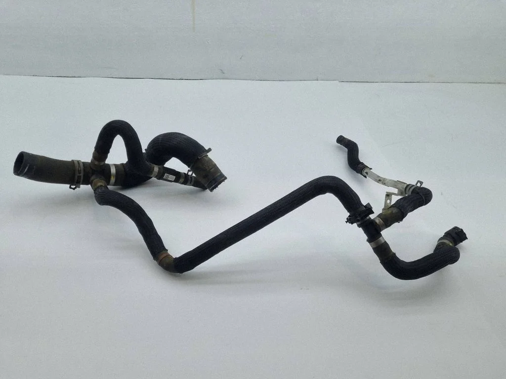Coolant pipe/hose – front