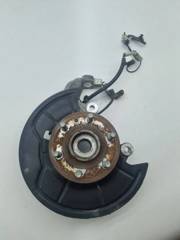 Front wheel hub – left