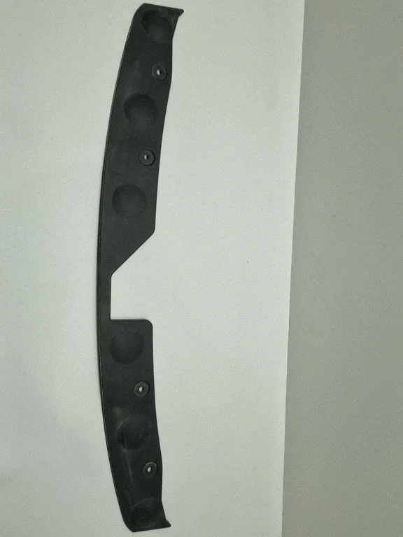 Apdaila variklio dangčio spynos