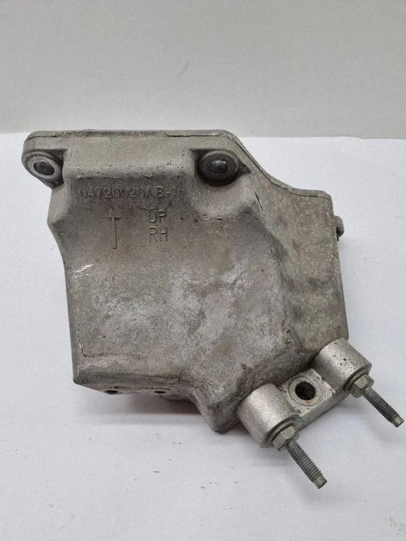 Engine mounting bracket