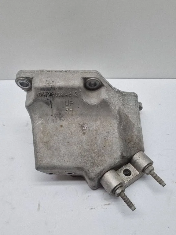 Engine mounting bracket