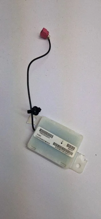 Interior comfort aerial antenna P68226365AA