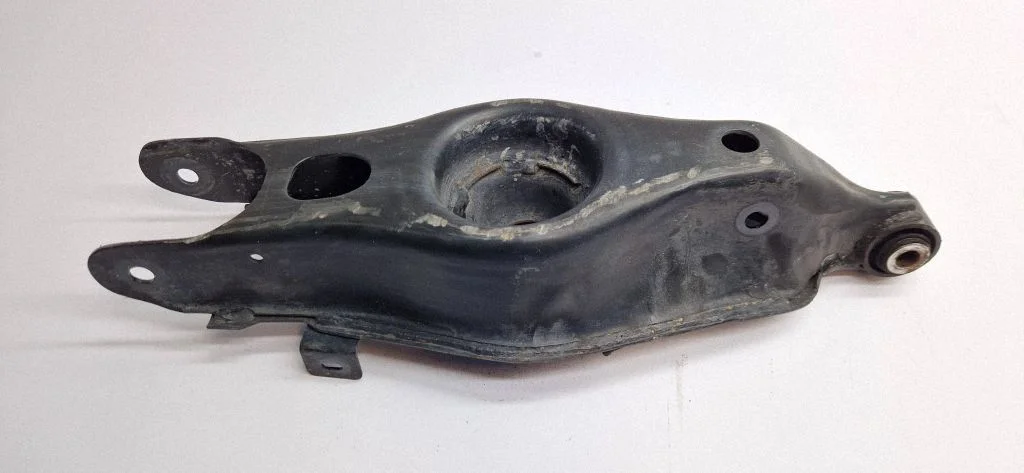 Rear control arm – left