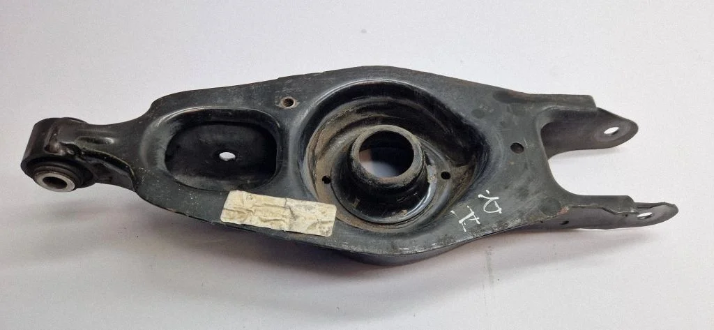 Rear control arm – right