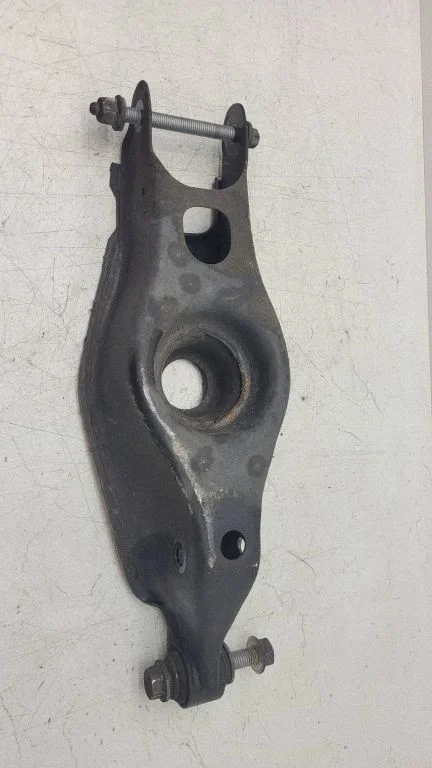 Rear control arm – left