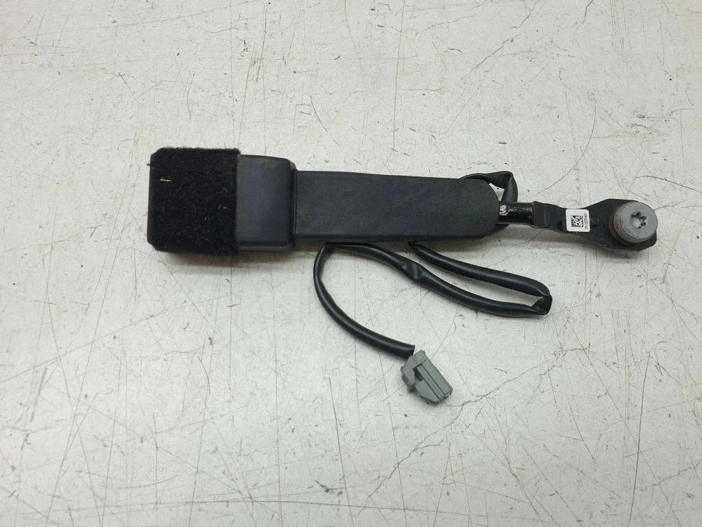 Front seatbelt buckle