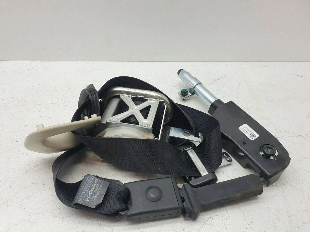 Front seatbelt – Tesla Model S (2012-)