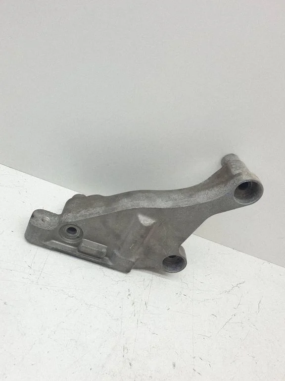 Engine mounting bracket