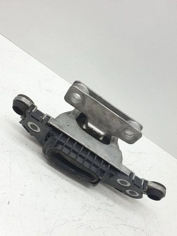 Engine mount bracket 26020326F32