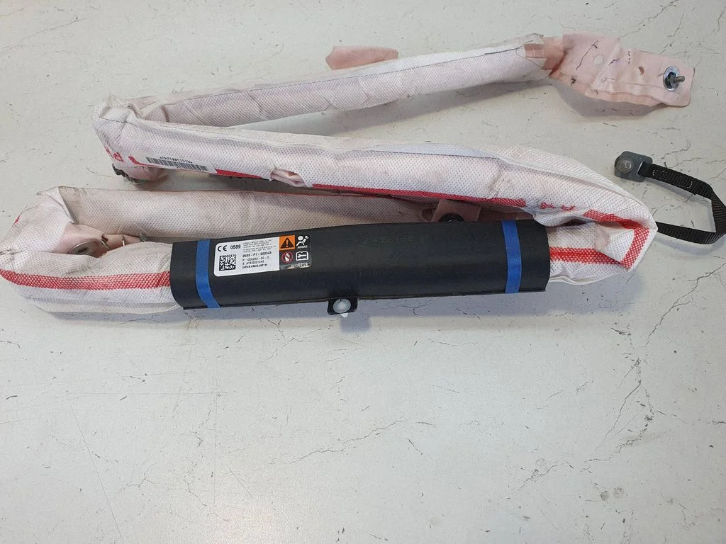Roof airbag – Tesla Model S (2012-)
