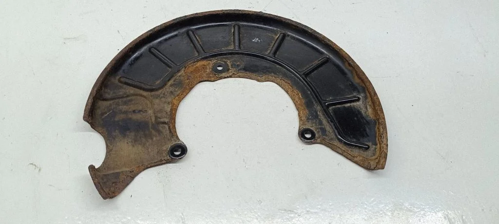 Priekšējā bremžu diska aizsargs – Volkswagen Passat B6 (2005-2010)