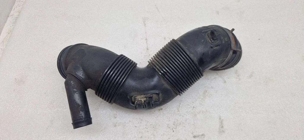 Air intake hose/pipe – Volkswagen Passat B6 (2005-2010)
