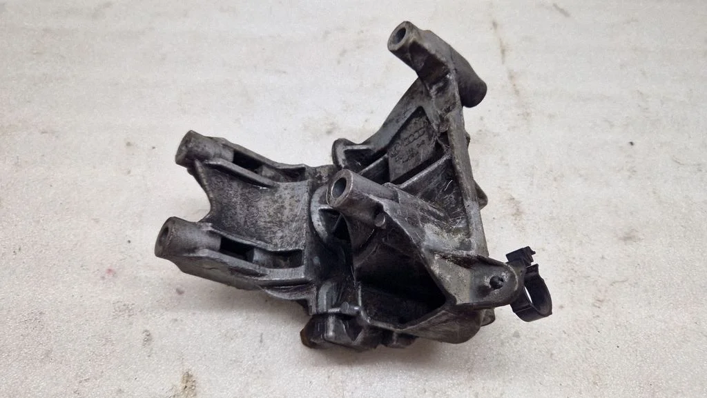 Engine mounting bracket 070199343B