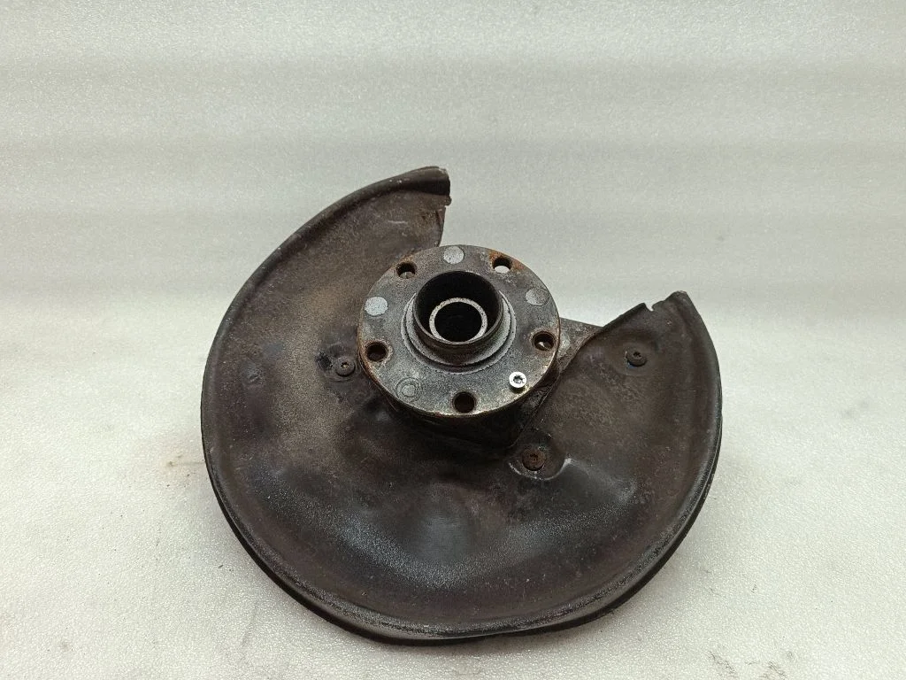 Rear wheel hub – right