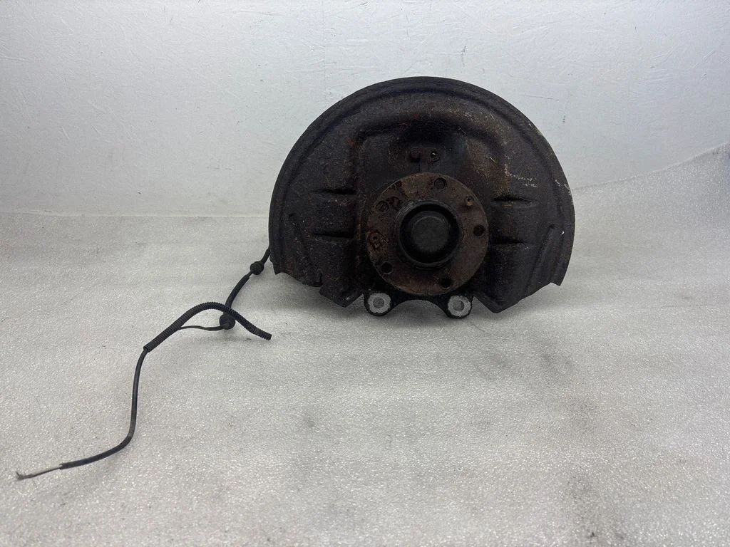Rear wheel hub – left